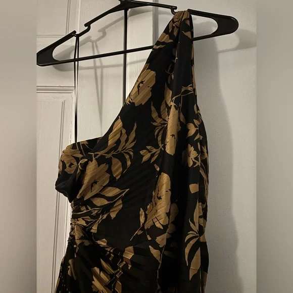 Elegant Black and Gold Floral One-Shoulder Dress - Picture 6 of 10